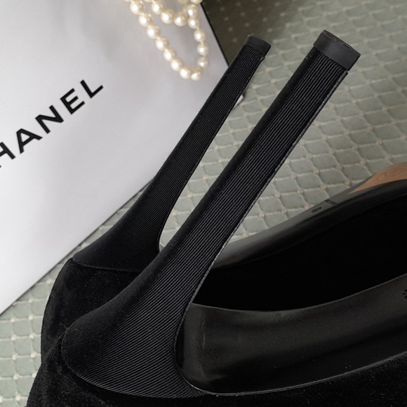 Authentic CHANEL Stunning Suede Gold CC Heels! - Picture 10 of 11